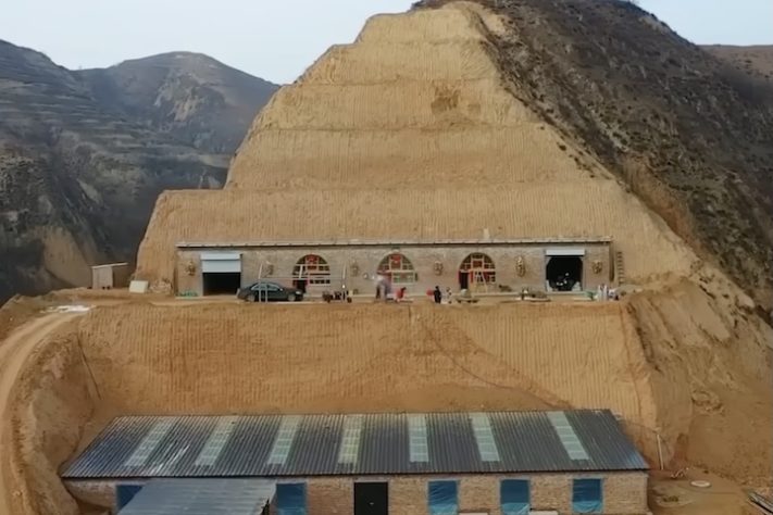 Homem compra montanha inteira e transforma rocha em casa após meses de escavação – Reprodução/YouTube