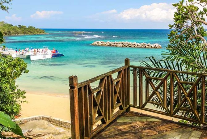 Moradores de destino paradisíaco do Caribe são proibidos de frequentar praias; entenda