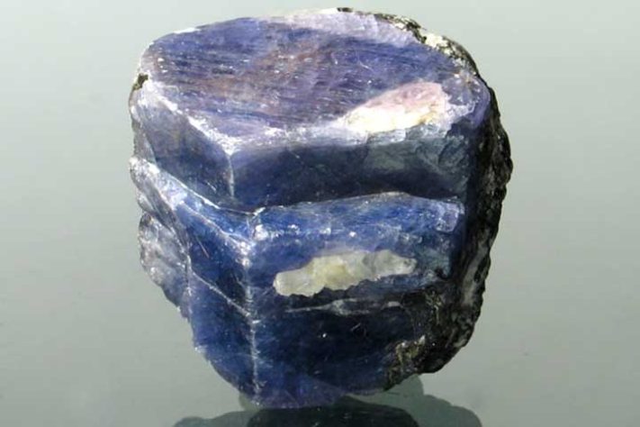 Safira em estado bruto, de Madagascar - Safira estrela púrpura de 3.563 quilates (Estrela da Terra Pura), é encontrada no Sri Lanka - Kluka/Wikimédia Commons