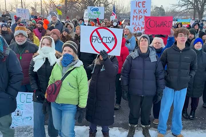 A morte de Good provocou protestos em várias cidades do país. Em muitas manifestações, participantes carregavam cartazes com a frase “Justiça por Renee”.
- Reprodução do Youtube Canal Access Hollywood