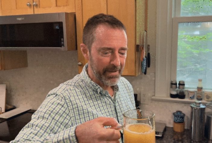 Cientista cria cerveja que funciona como vacina e gera debate ético - Reprodução/Chris Buck