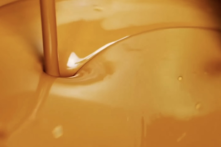 Em seguida, passam por moagem específica e entram nos extratores industriais, onde são misturados com água quente sob pressão controlada, resultando em um café líquido altamente concentrado.