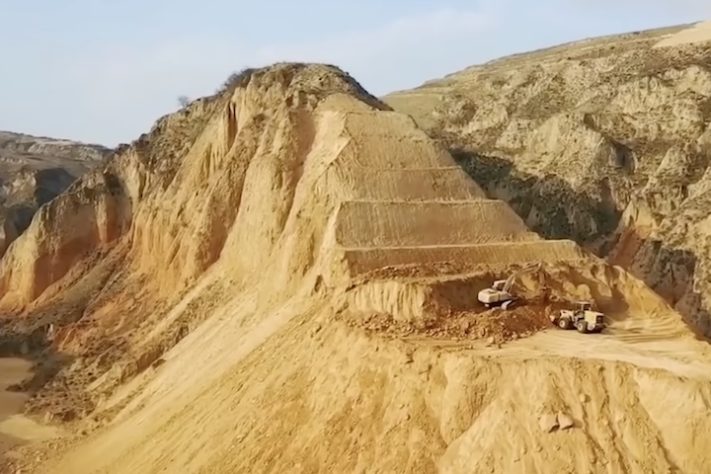 Homem compra montanha inteira e transforma rocha em casa após meses de escavação – Reprodução/YouTube