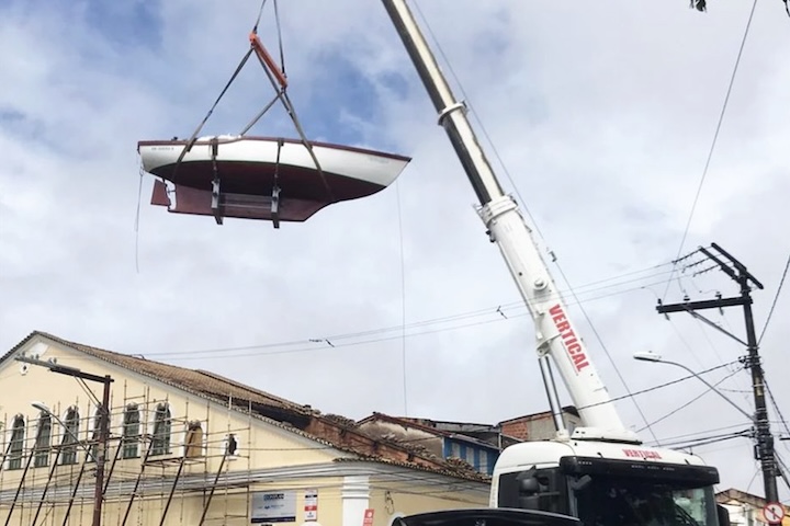 Belov chegou a consultar o Iphan sobre a possibilidade de manter uma abertura permanente no teto do imóvel, evitando o corte do mastro. Embora a ideia tenha sido aceita inicialmente, acabou rejeitada oficialmente.