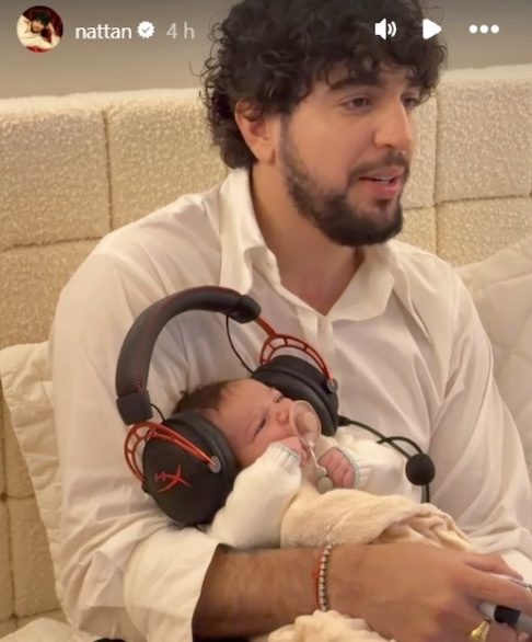<p>O artista, que está viajando por causa da agenda de shows, também compartilhou momentos fofos com a filha enquanto jogava videogame, com a bebê usando um headset para proteger do barulho.</p>
