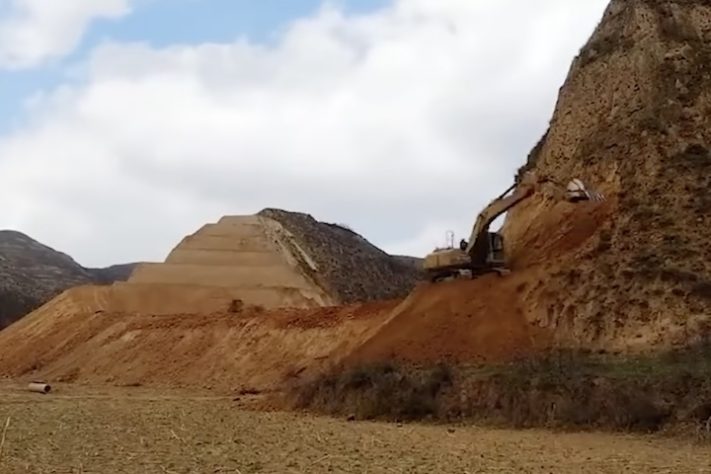 Homem compra montanha inteira e transforma rocha em casa após meses de escavação – Reprodução/YouTube