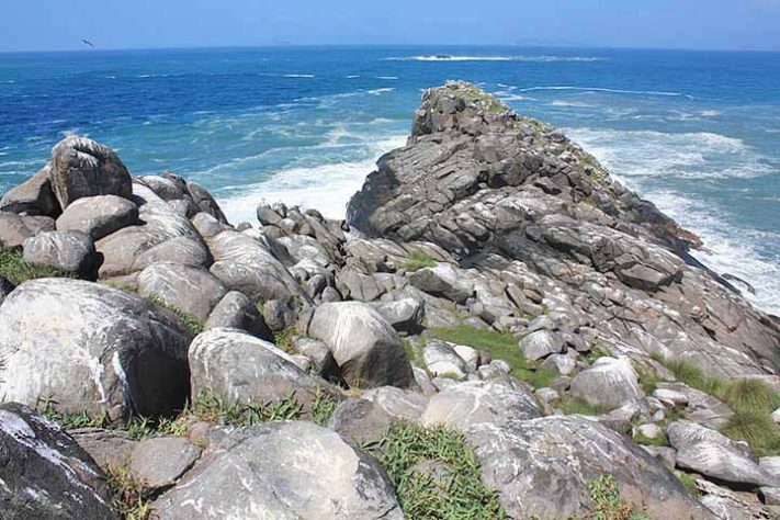 Ilhas Moleques do Sul, conjunto de três ilhas brasileiras, Santa Catarina, em Florianópolis - André Ganzarolli Martins/Wikimédia Commons