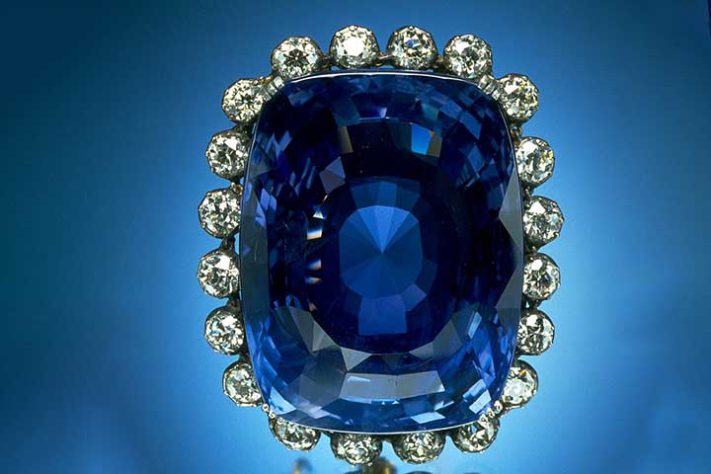 Safira Logan, a segunda maior safira (azul) conhecida, pesando 422.99 quilates - Safira estrela púrpura de 3.563 quilates (Estrela da Terra Pura), é encontrada no Sri Lanka - Museum of Natural History/Wikimédia Commons