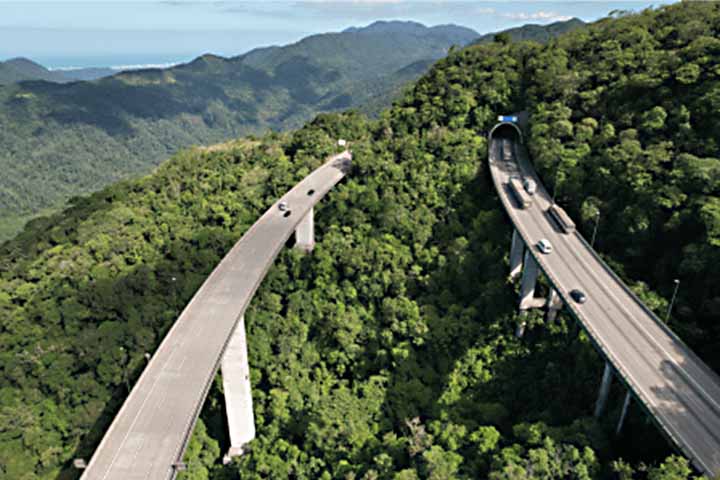 Para gerenciar esses riscos climáticos, a rodovia conta com um robusto aparato tecnológico, incluindo estações meteorológicas e painéis informativos em tempo real.