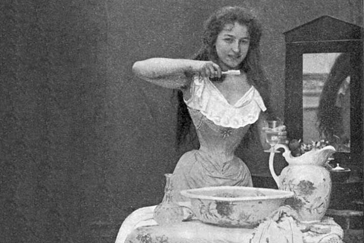 História da escova de dentes e os hábitos saudáveis da higiene bucal