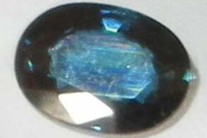 Safira azul-escura, provavelmente de origem australiana - Safira estrela púrpura de 3.563 quilates (Estrela da Terra Pura), é encontrada no Sri Lanka - Pithecanthropus4152/Wikimédia Commons
