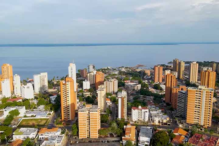 Além disso, fenômenos naturais notáveis, como o relâmpago do Catatumbo - descargas elétricas quase contínuas geradas na região onde o rio Catatumbo encontra o lago - tornaram a área um ponto de interesse meteorológico mundial, com uma das maiores frequências de raios por ano no planeta.
