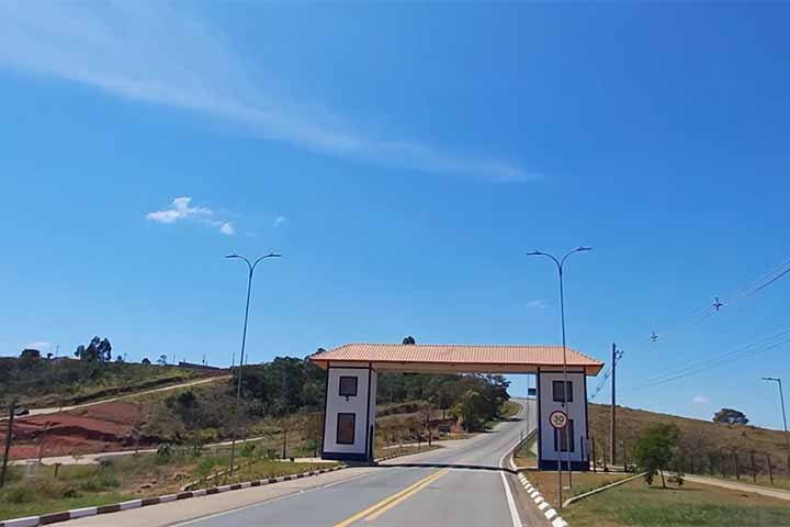 A cidade teve início a partir de um ponto de repouso de tropas localizado próximo a uma pequena lagoa, que deu origem ao nome. 