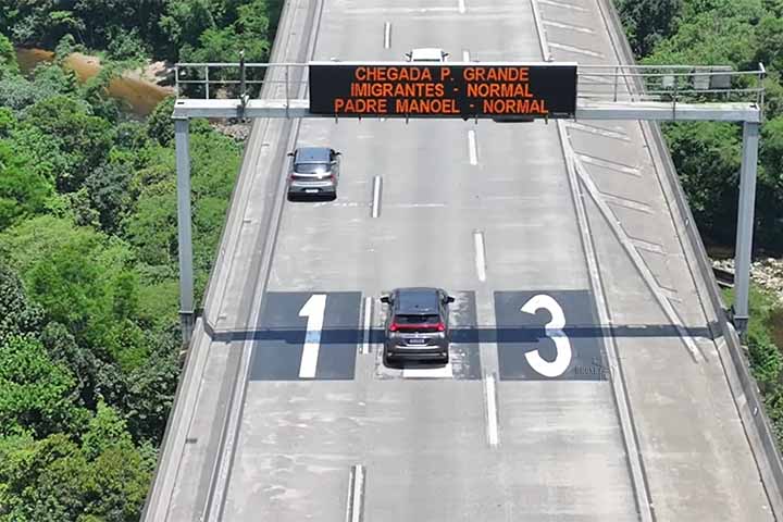 O futuro da rodovia aponta para uma expansão ainda mais audaciosa: o projeto de uma terceira pista no trecho de serra.