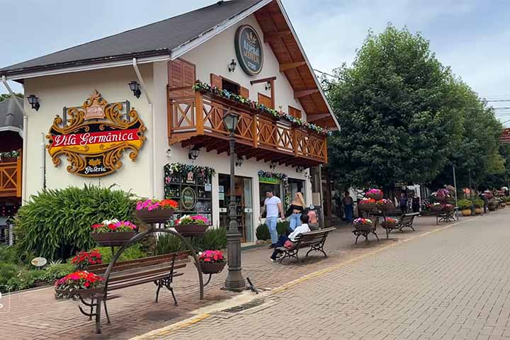 Avenida Monte Verde - Monte Verde, Distrito do município brasileiro de Camanducaia, Minas Gerais - Reprodução do Youtube Canal Minha Praia Viajar