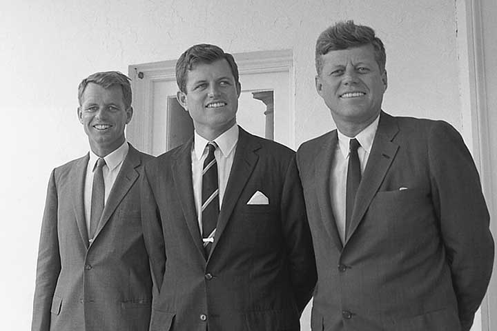 Os irmãos Kennedy, da esquerda para a direita: Robert, Ted e John na Casa Branca. - Família Kennedy, ou clã Kennedy e suas tragédias - Domínio Público/Wikimédia Commons