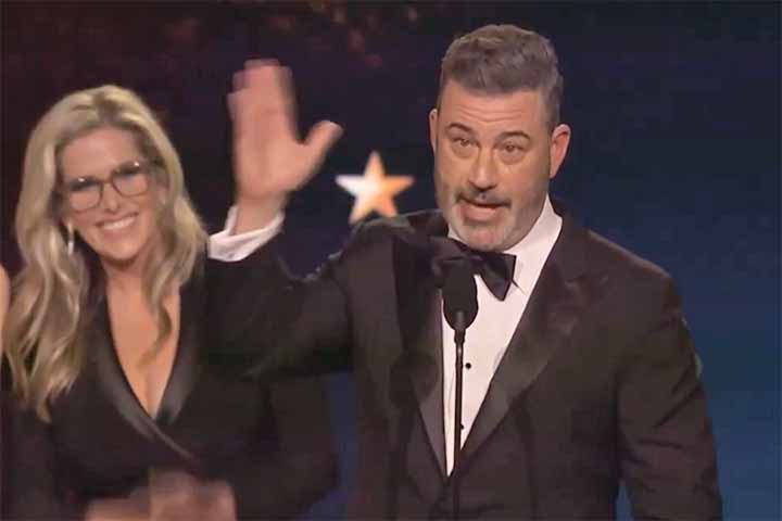 Durante a premiação, Kimmel fez referências à retirada temporária do programa da grade da ABC no fim de 2025, uma decisão tomada após reclamações de emissoras afiliadas por conta de monólogo em que o humorista falou a respeito do suposto assassino do ativista de direita Charlie Kirk.

