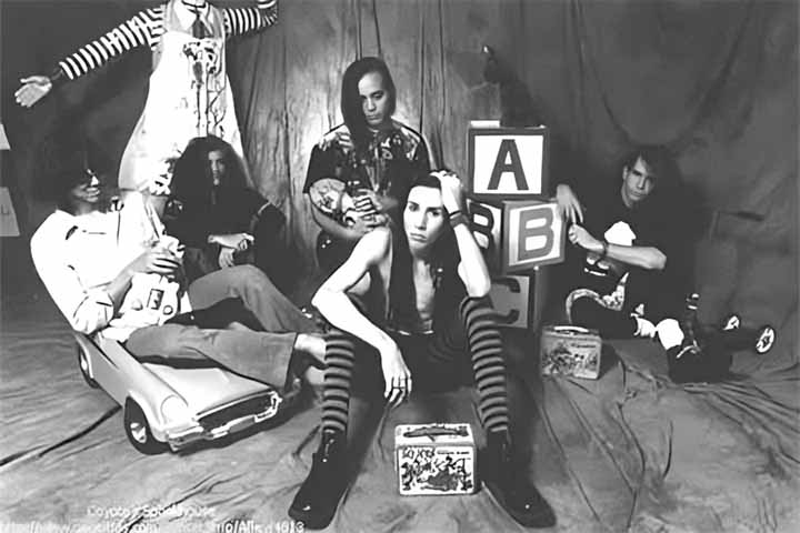 A banda rapidamente chamou atenção no circuito alternativo, especialmente após o apoio do músico Trent Reznor, do Nine Inch Nails, que produziu os primeiros lançamentos do grupo.
