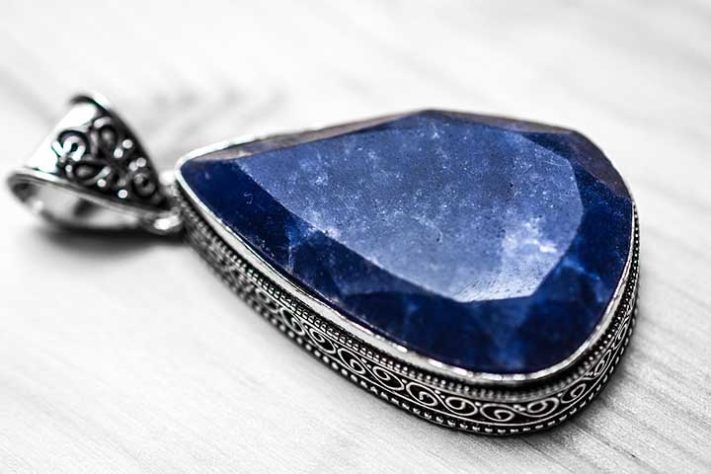 Safira azul - Safira estrela púrpura de 3.563 quilates (Estrela da Terra Pura), é encontrada no Sri Lanka - Image by Monika from Pixabay