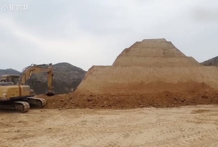 Homem compra montanha inteira e transforma rocha em casa após meses de escavação – Reprodução/YouTube