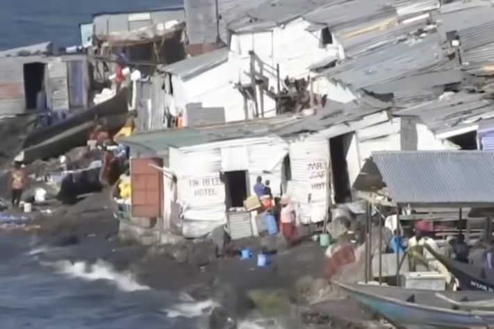 Ilha Migingo, situada entre o Quênia e Uganda, é um dos lugares mais densamente populosos do mundo – Reprodução/YouTube