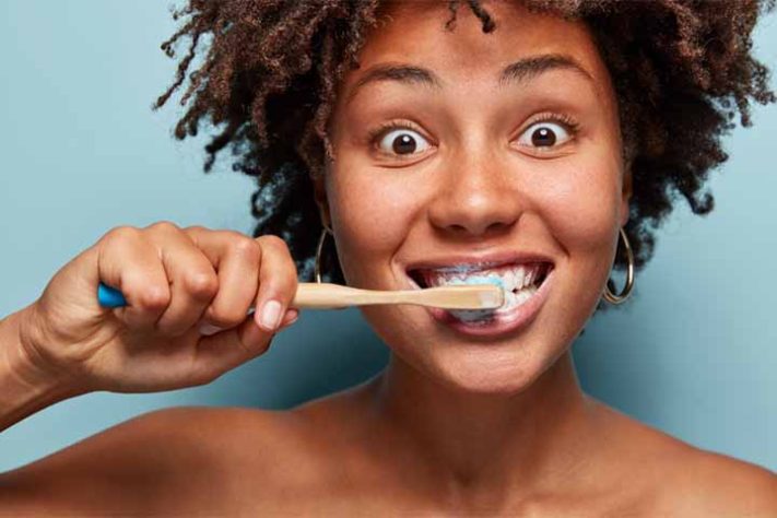 História da escova de dentes e os hábitos saudáveis da higiene bucal