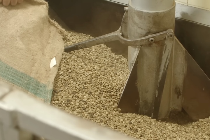 Esse método é fundamental para manter as características sensoriais do café original, gerando um produto seco, estável e de longa durabilidade. 