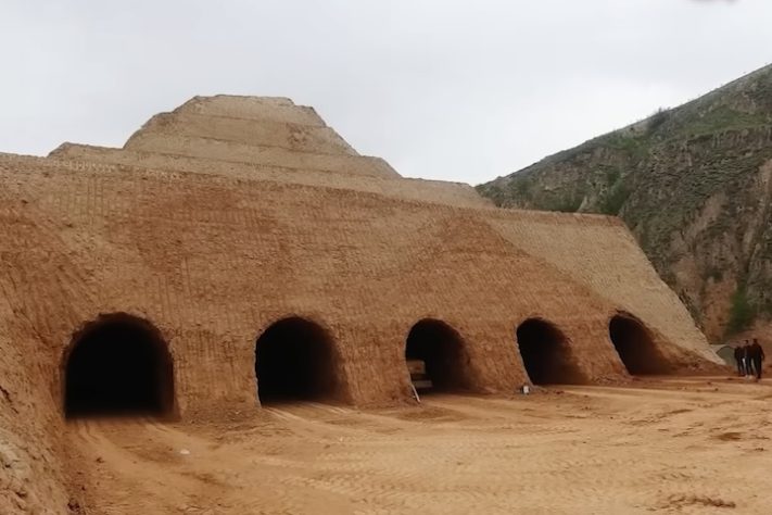 Homem compra montanha inteira e transforma rocha em casa após meses de escavação – Reprodução/YouTube