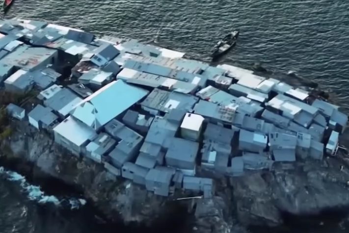 Ilha Migingo, situada entre o Quênia e Uganda, é um dos lugares mais densamente populosos do mundo – Reprodução/YouTube