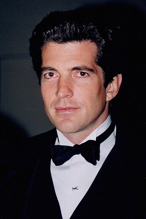 John F. Kennedy Jr. — Jornalista e filho do presidente John F. Kennedy, morreu em 16 de julho de 1999, após a queda do avião que ele próprio pilotava, aos 38 anos. Era uma figura pública muito popular nos Estados Unidos.
