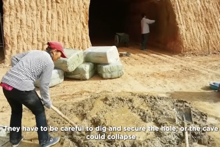 Homem compra montanha inteira e transforma rocha em casa após meses de escavação – Reprodução/YouTube