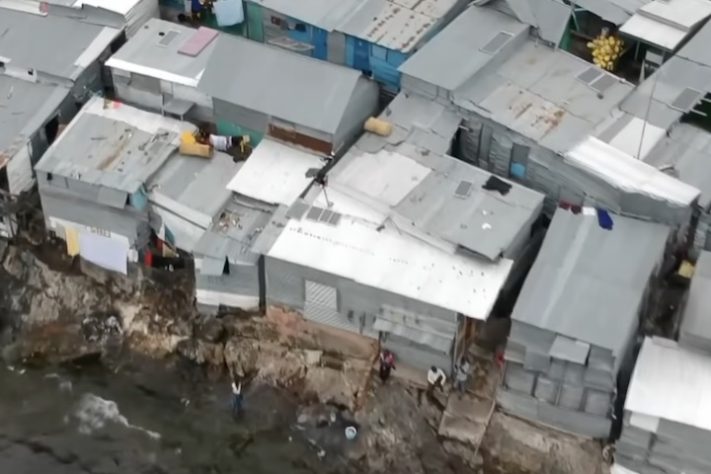 Ilha Migingo, situada entre o Quênia e Uganda, é um dos lugares mais densamente populosos do mundo – Reprodução/YouTube