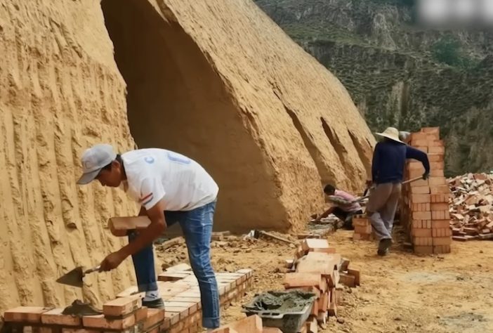 Homem compra montanha inteira e transforma rocha em casa após meses de escavação – Reprodução/YouTube