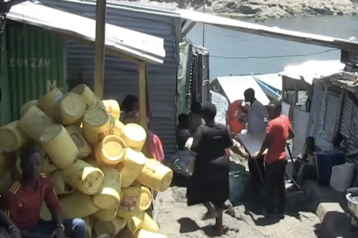 Ilha Migingo, situada entre o Quênia e Uganda, é um dos lugares mais densamente populosos do mundo – Reprodução/YouTube