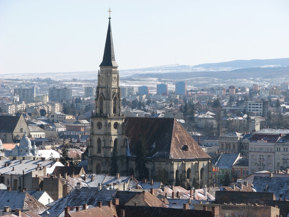 <p>Cluj-Napoca fica no noroeste da Romênia e é uma das maiores cidades do país, conhecida por sua combinação de história, cultura e inovação urbana.</p>
