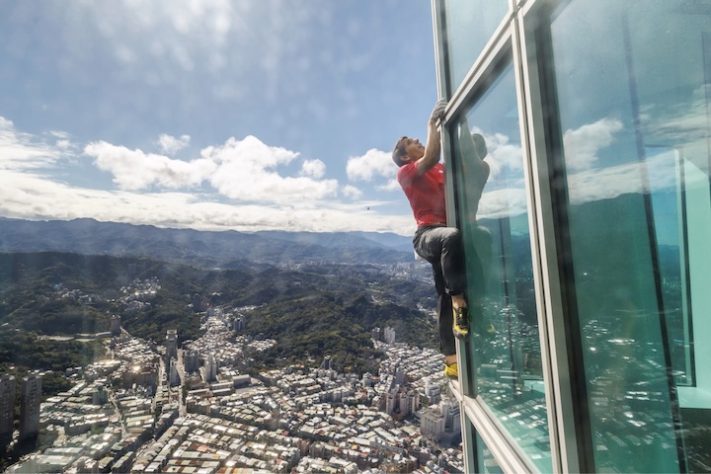 Alpinista Alex Honnold escala prédio Taipei 101 em evento ao vivo transmitido pela Netflix – Divulgação/Netflix