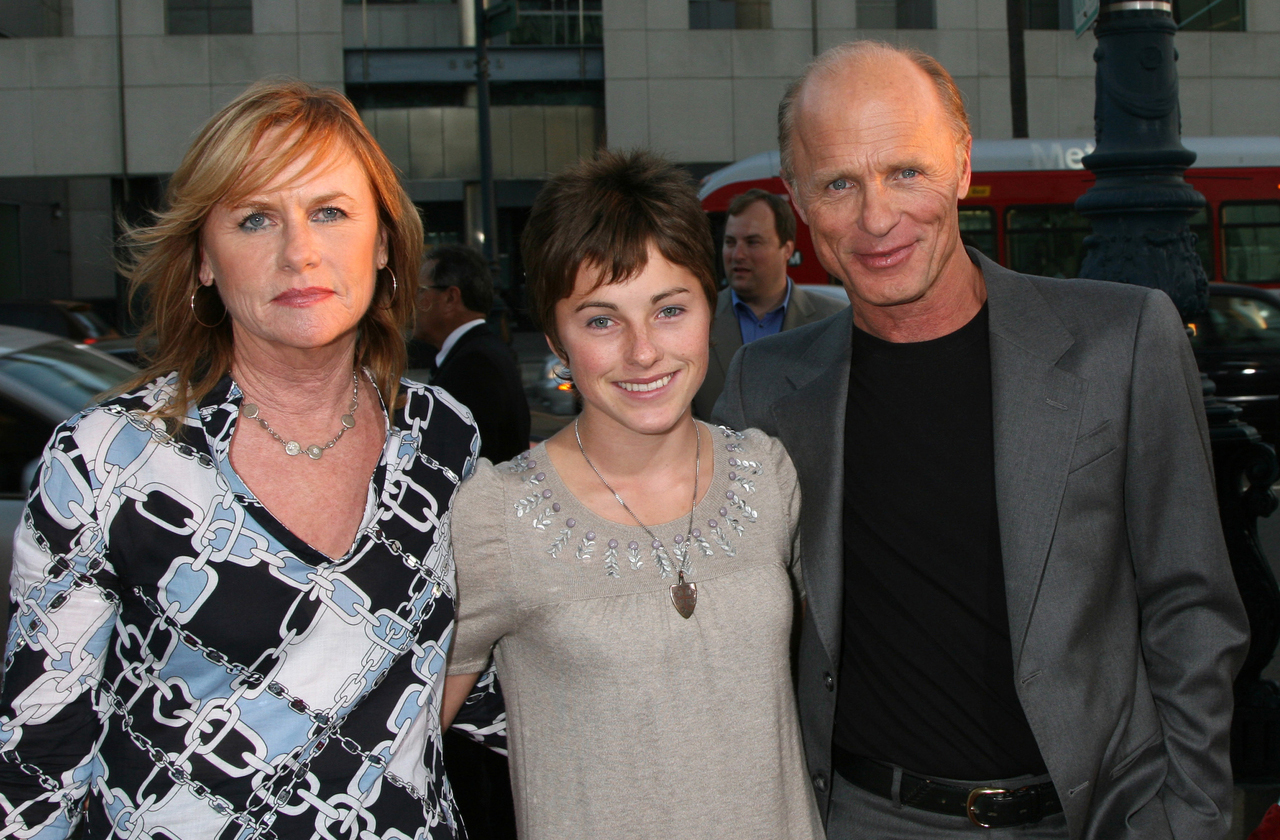 Além da carreira de atriz, Amy é produtora. Já na vida familiar exerce a função de mãe e esposa dedicada, o que complementa sua trajetória artística. Tal dimensão humana reforça sua imagem pública positiva, afinal, ela é extremamente admirada também fora das telas.