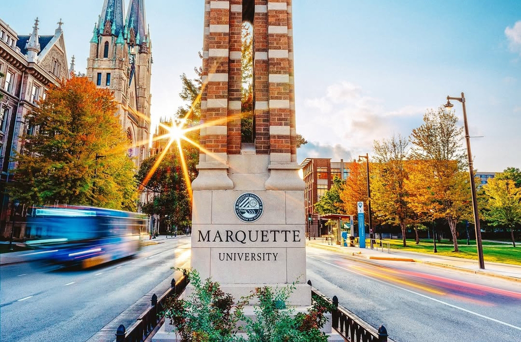 Antes de seguir carreira artística, contudo, ela se formou em Filosofia pela Marquette University, em 1972. Sua base intelectual reforçou consideravelmente a profundidade que levaria aos palcos e telas.
