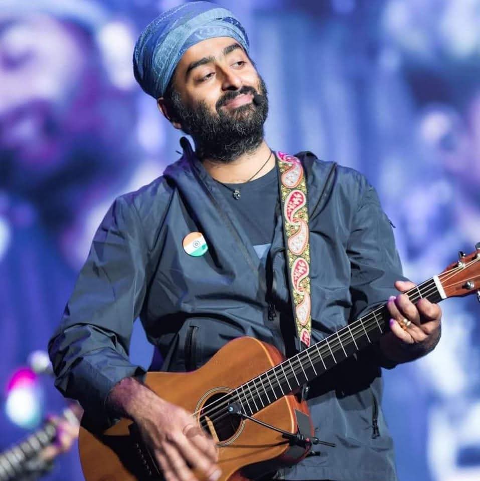 Arijit Singh nasceu em 25 de abril de 1987, na Índia, e atua como cantor de playback, compositor, produtor musical e instrumentista. Tornou-se um dos principais nomes da música do cinema hindi, acumulando ao longo da carreira dois National Film Awards e oito Filmfare Awards.
