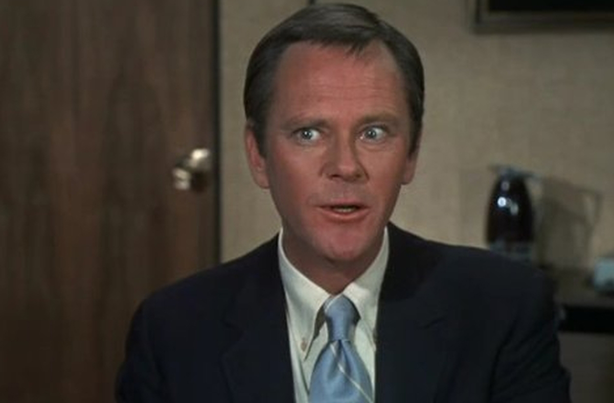 Com a saída de York, Dick Sargent assumiu o papel de Darren, garantindo continuidade à trama e mantendo o público fiel. A transição entre os dois atores foi feita sem explicações na narrativa, mostrando como a televisão da época lidava com mudanças repentinas.