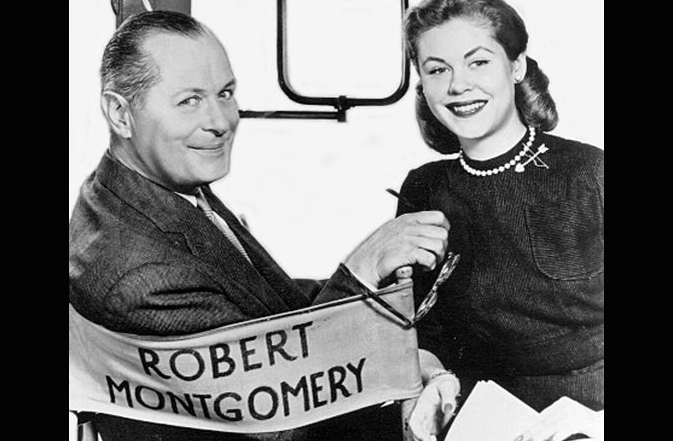 Elizabeth Montgomery, além de protagonista, era filha de Robert Montgomery, renomado ator e diretor, o que reforçava sua ligação com o mundo artístico.
