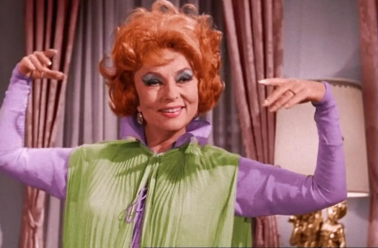 Agnes Moorehead, como Endora, mãe de Samantha, tornou-se uma das personagens mais queridas e temidas, trazendo ironia e força à trama. Já a filha de Samantha, Tabitha Stephens, era uma bruxinha que herdava os poderes da mãe, sendo interpretada por diversas atrizes mirins, principalmente as gêmeas Erin e Diane Murphy.
