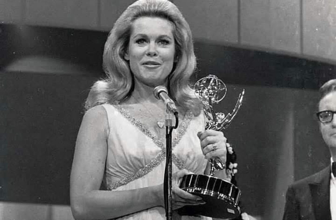 O momento mais marcante ocorreu foi quando Marion Lorne foi reconhecida com o prêmio de Melhor Atriz Coadjuvante em comédia por interpretar Tia Clara. A homenagem ganhou ainda mais emoção porque a atriz havia morrido apenas dez dias antes da cerimônia, e Elizabeth recebeu o prêmio em nome da amiga.



