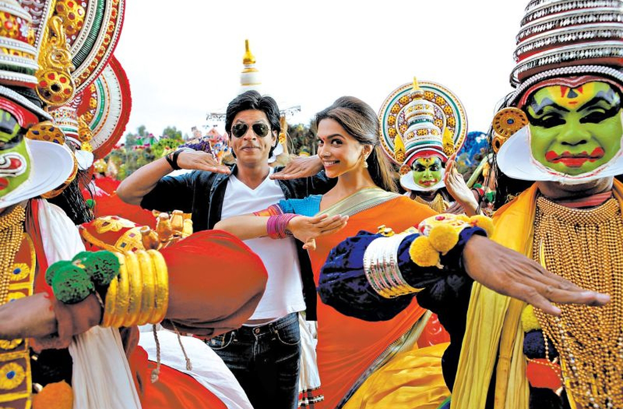 <p>Embora seja conhecido por coreografias grandiosas e histórias de amor, Bollywood vai além. O cinema também aborda críticas sociais, tradições milenares e dilemas políticos. Assim, as telas se tornam palco de modernidade e tradição, coexistindo em cores que refletem a alma complexa da Índia.</p>
