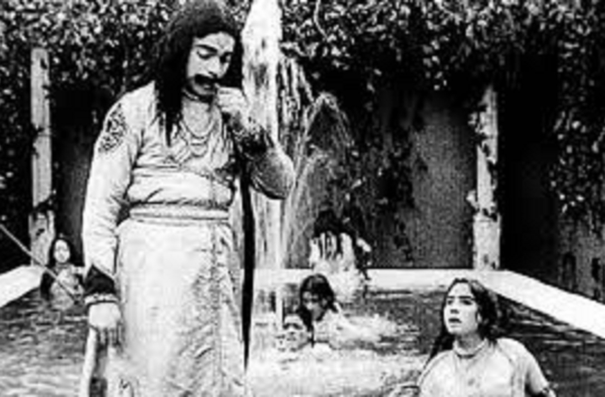 <p>A primeira projeção cinematográfica na Índia ocorreu em 1896, com imagens em movimento pela primeira vez. Porém, o marco inicial do cinema indiano veio em 1913, com “O Rei Harishchandra”. Dirigido por Dadasaheb Phalke, o filme abordava textos sagrados hindus. Desde então, o país sempre produziu narrativas.</p>
