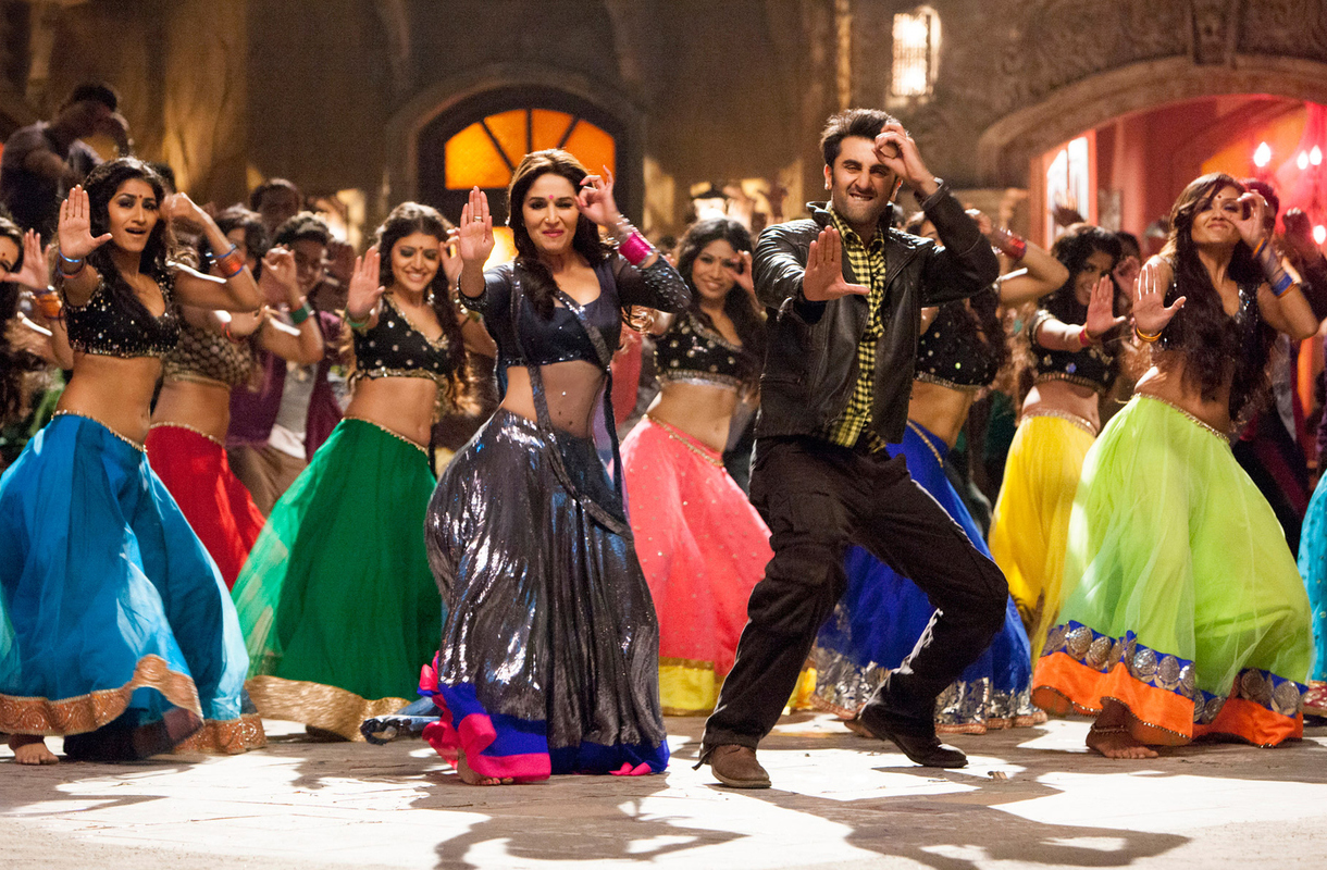 <p>Uma das marcas registradas de Bollywood é o uso intenso de cores. Figurinos vibrantes, cenários grandiosos e iluminação exuberante criam uma estética única. Essa explosão visual, além de conectar tradição e modernidade, torna cada filme uma experiência sensorial completa.</p>
