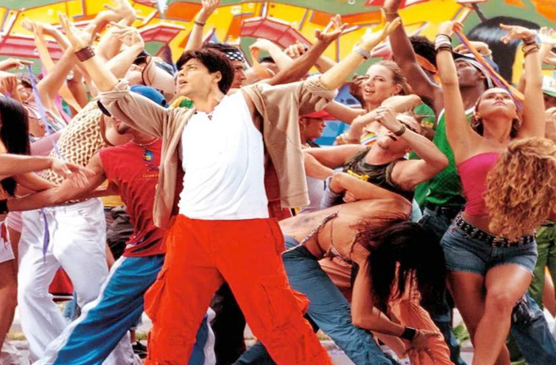 <p>Nos últimos anos, Bollywood vem conquistando espaço no mercado ocidental. O público se encanta com roteiros mirabolantes e cenas intercaladas por música e dança. Além disso, os cenários coloridos e exuberantes chamam atenção. Essa expansão reforça o caráter global da indústria.</p>
