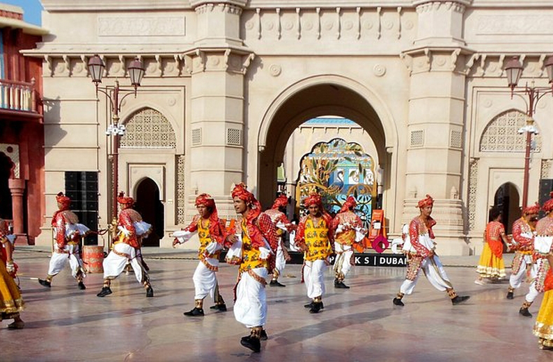 <p>Com público crescente globalmente e inovação constante, Bollywood segue em expansão. A indústria se renova sem abandonar suas tradições, preservando a essência que a tornou única. Nesse cenário, a Índia consolida sua imagem como potência no audiovisual, e o futuro aponta para uma influência cultural ainda mais ampla.</p>
