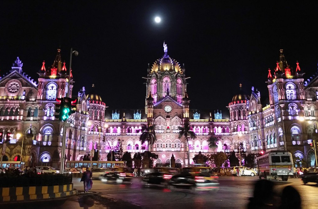 <p>O termo “Bollywood” nasceu da fusão entre Mumbai, cidade que abriga a indústria, e Hollywood, referência mundial cinematográfica. A junção simboliza inspiração e singularidade do cinema deles. Exuberante e diversificado, Bollywood construiu identidade própria. Hoje, é sinônimo de espetáculo e emoção.</p>
