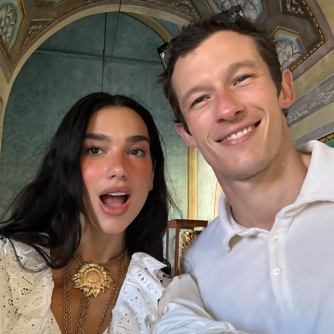 Turner e Dua Lipa comeÃ§aram a ser vistos juntos em janeiro de 2024, tiveram as primeiras imagens romÃ¢nticas divulgadas em julho do mesmo ano e anunciaram o noivado em junho de 2025.
